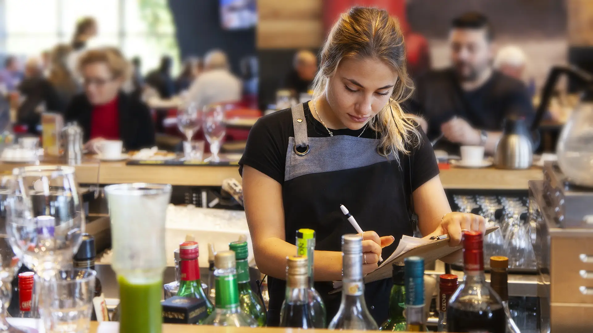 Employée PACINI travaillant au bar