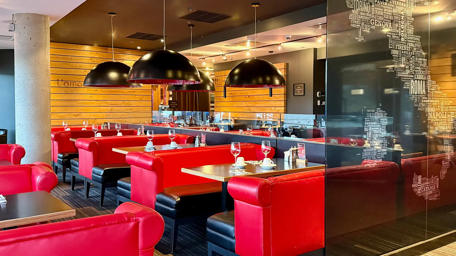 Salle à manger du restaurant PACINI Alma avec tables élégantes, décor moderne et ambiance chaleureuse propice aux repas en famille ou entre amis.