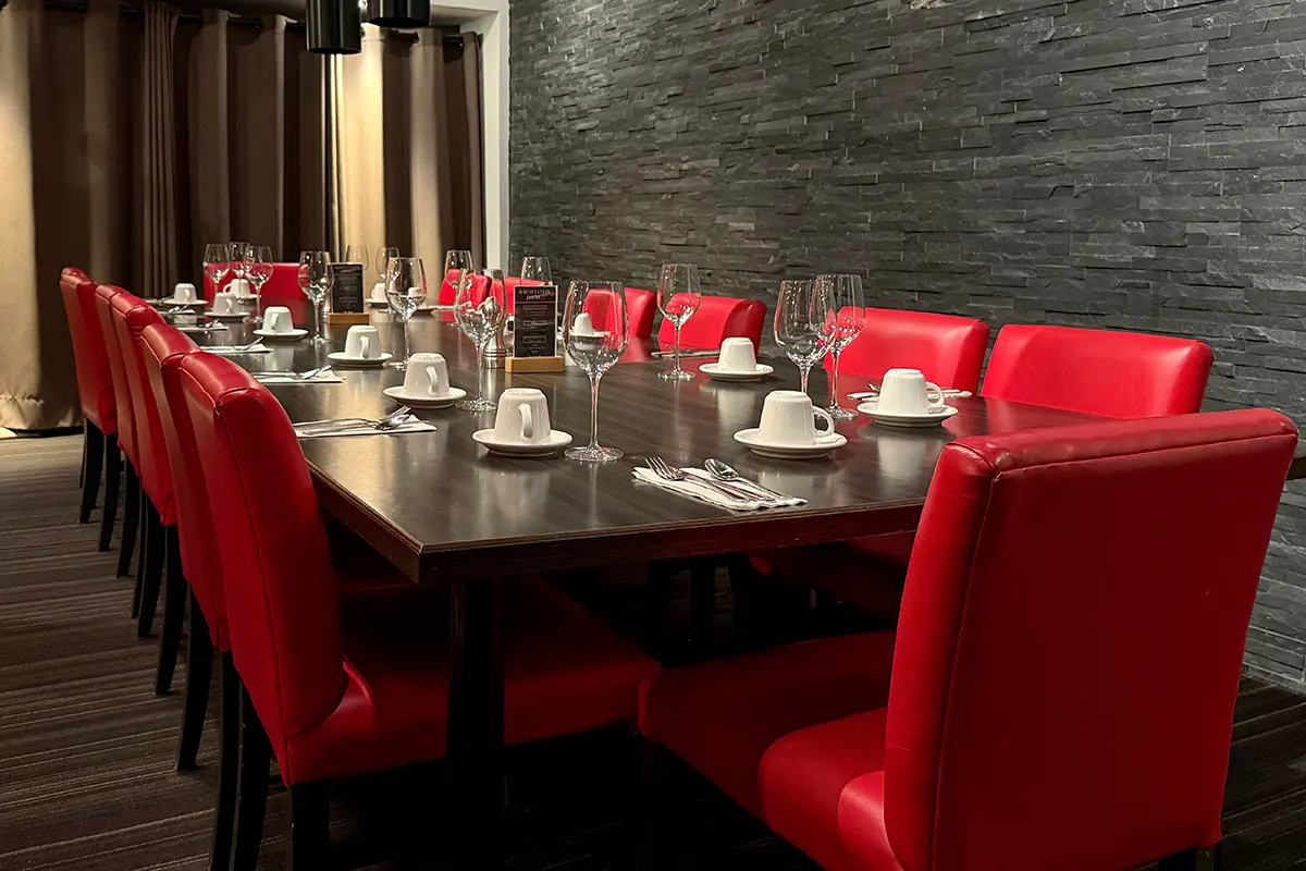 Salle privée de PACINI Alma avec grande table de réception, chaises élégantes et ambiance moderne pour groupes et événements.